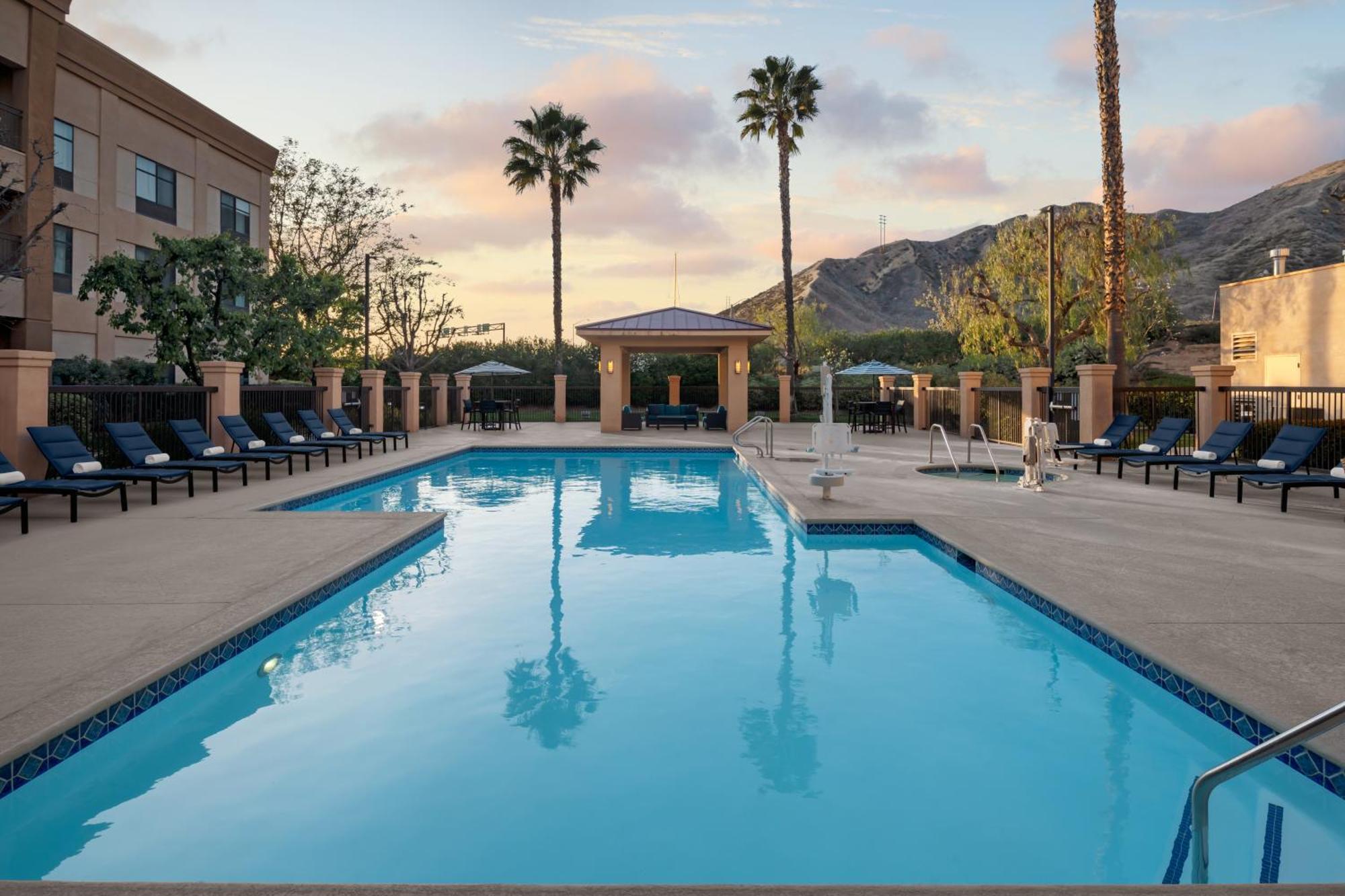 Courtyard By Marriott Santa Clarita Valencia Ξενοδοχείο Εξωτερικό φωτογραφία