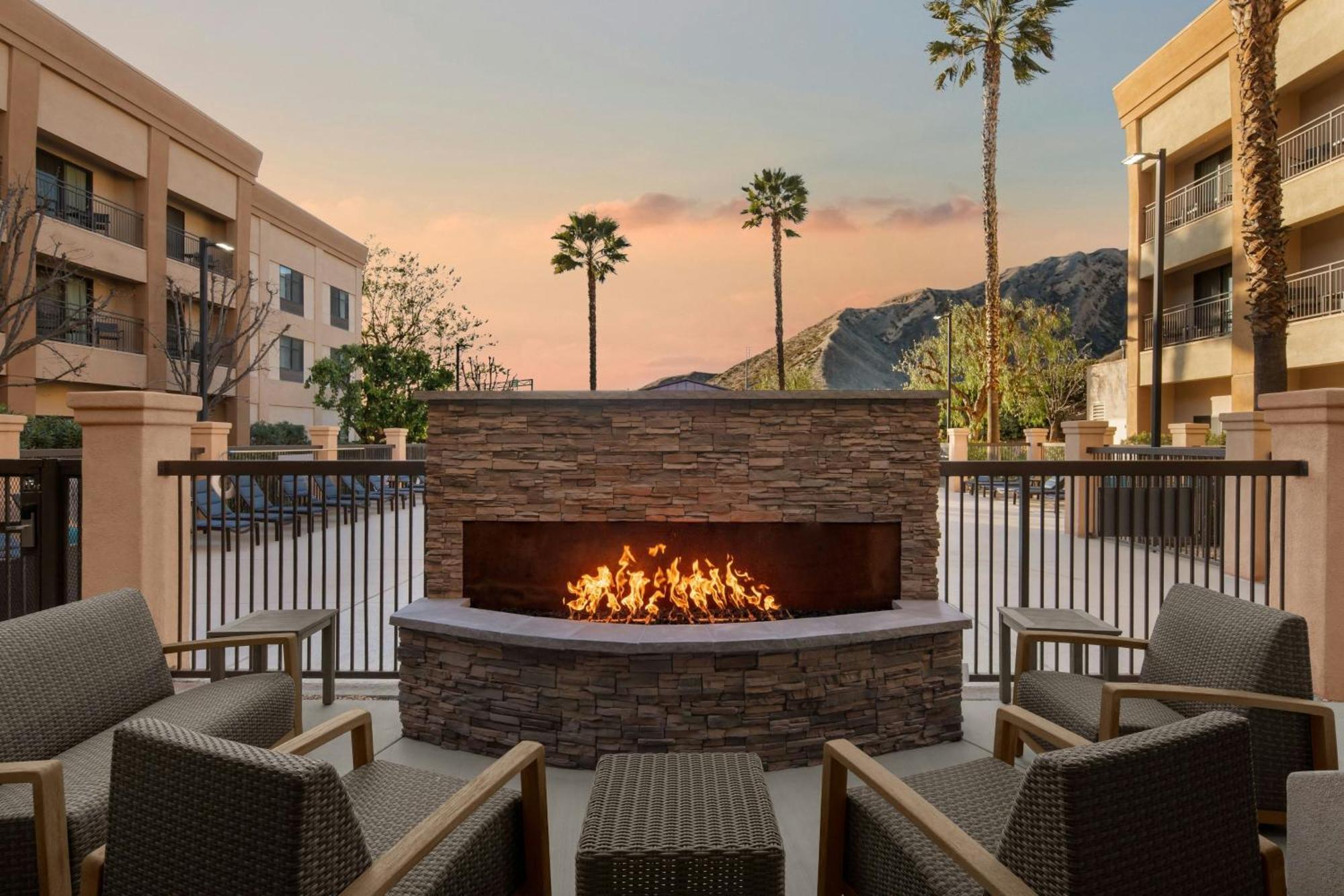 Courtyard By Marriott Santa Clarita Valencia Ξενοδοχείο Εξωτερικό φωτογραφία